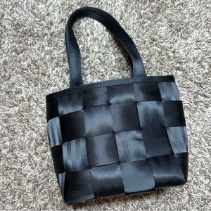 Harveys The Original Seatbelt Bag Top Handle Quilted Small Tote Black